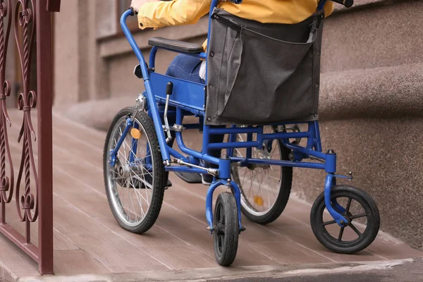 Kobieta na wózku inwalidzkim na rampie na zewnątrz — Zdjęcie stockowe