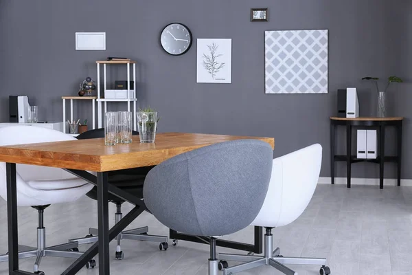 Intérieur de bureau moderne avec table et fauteuils en bois — Photo