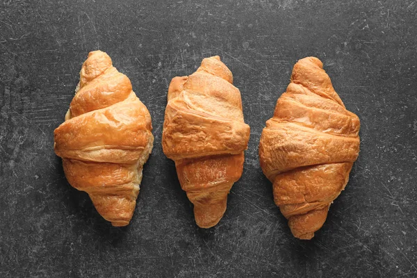 Deliciosos Croissants Fundo Escuro — Fotografia de Stock