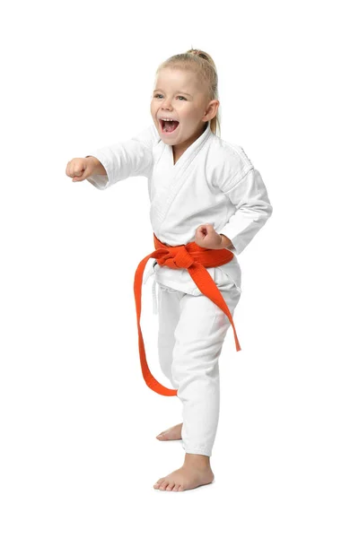 Kleines Mädchen praktiziert Karate auf weißem Hintergrund — Stockfoto