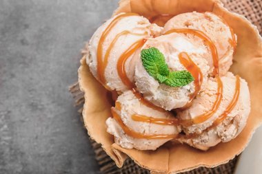  karamel şurup ile dondurma 