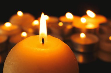 Üzerinde yanan mum mum arka plan, closeup bulanık