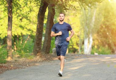 Sportif genç adam çalıştıran