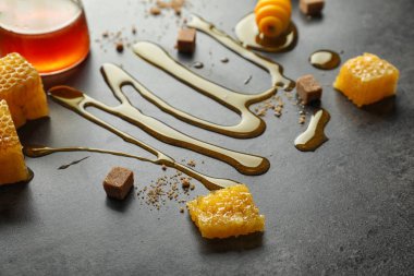 Tatlı bal ile kompozisyon 