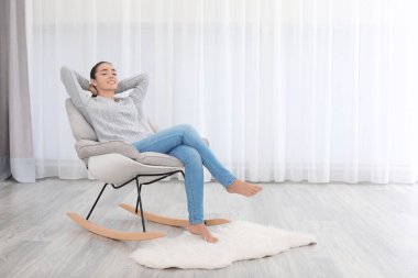 sallanan sandalyede oturan kadın 