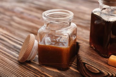 Masada lezzetli karamel soslu kavanoz