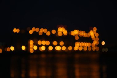 Koyu arkaplanda bulanık ışıklar