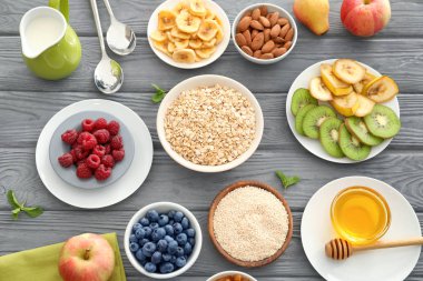 Yulaf ezmesi gevreği ve farklı soslar 