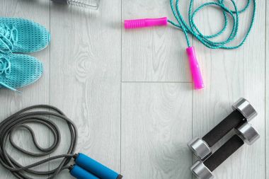 Halatlar, halter ve spor ayakkabı atlama 