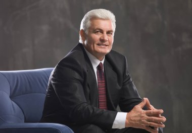 Koltukta oturan olgun adam 