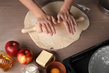 Puf böreği ahşap masa üzerinde haddeleme kadın