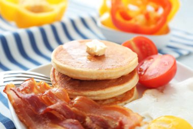 Krep, pastırma ve tablo üzerinde kızarmış yumurta ile lezzetli kahvaltı