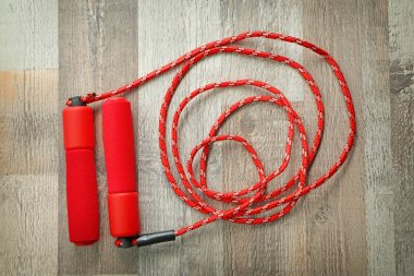 Ahşap arka plan üzerinde ip atlama