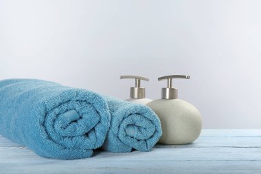 Temiz havlu ve kozmetik 