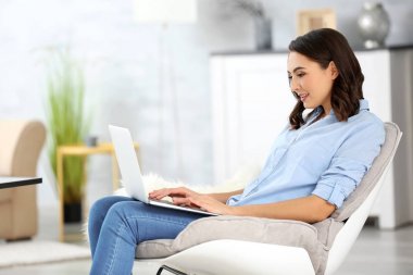 Dizüstü bilgisayar kullanan kadın