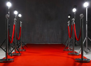 Kırmızı halı ve ip bariyerler 