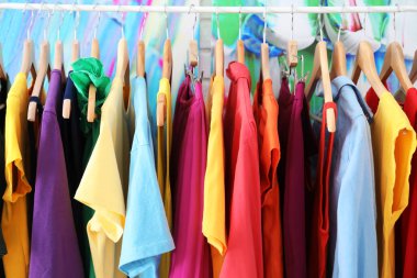 Gökkuşağı giysi raf üzerinde asılı