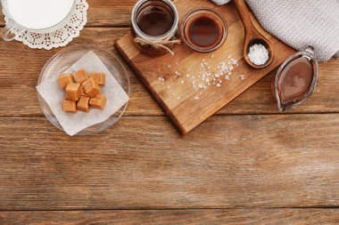 Lezzetli şeker ve masada karamel sos ile kompozisyon