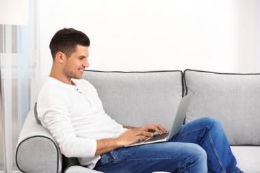 dizüstü bilgisayar kullanan yakışıklı adam 