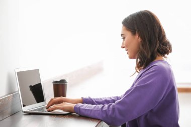 Dizüstü bilgisayar kullanan kadın