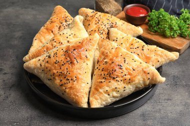 Masada lezzetli samosas plakalı