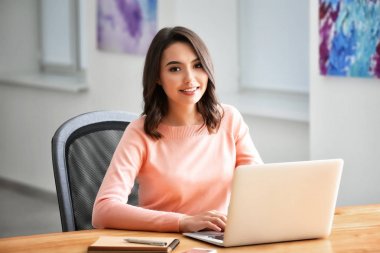 Dizüstü bilgisayar kullanan kadın 