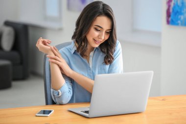 Dizüstü bilgisayar kullanan kadın