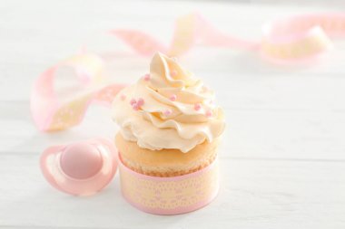 Bebek duş parti masada için lezzetli kek