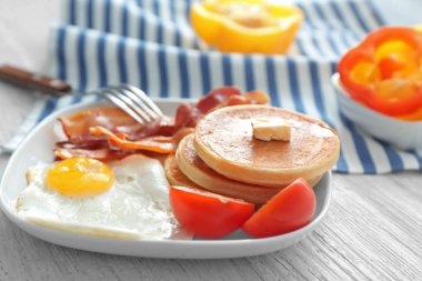 Krep, pastırma ve tablo üzerinde kızarmış yumurta ile lezzetli kahvaltı