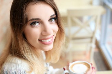 Çekici, gülümseyen kadın.