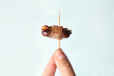 Pastırma sarılmış tarihi tutan kadın