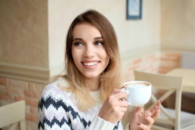 Çekici, gülümseyen kadın.