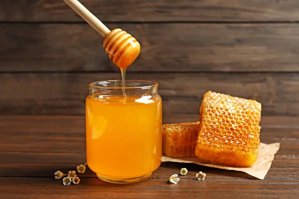 Komposition mit süßem Honig — Stockfoto