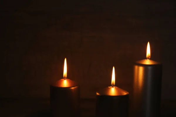 Brennende Kerzen auf dunklem Hintergrund — Stockfoto