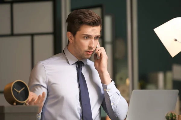 Jonge man met mobiele telefoon — Stockfoto