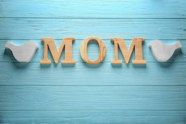 Palabra "mamá" sobre fondo de madera de color. Composición del Día de la Madre — Foto de Stock