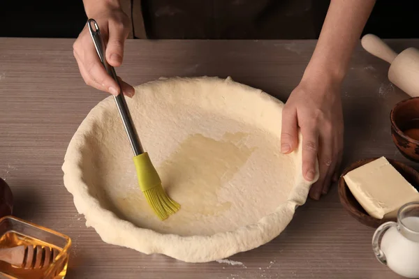 Huile à tartiner femme sur pâte feuilletée avec pinceau — Photo