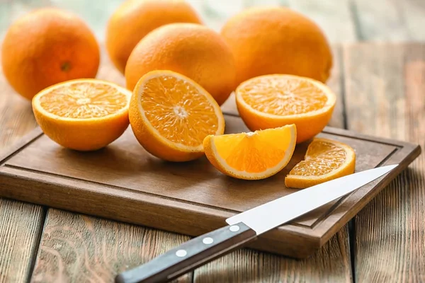 Board with fresh cut oranges — Stock Photo, Image