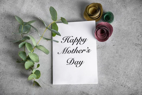 Вітальна листівка зі словами "З днем матері" на сірому фоні — стокове фото