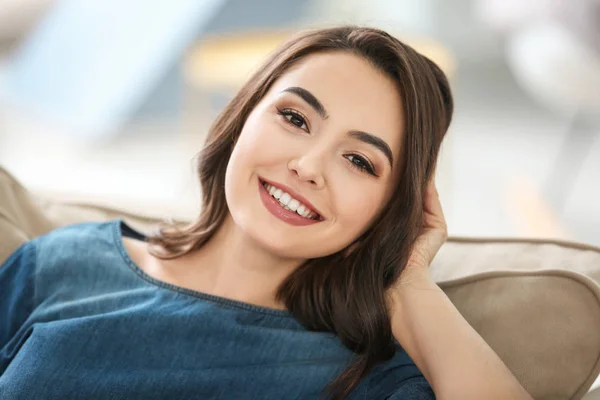 Unga vackra leende kvinna — Stockfoto