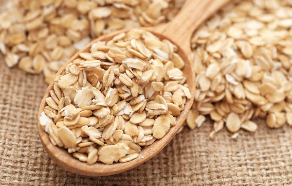 Yulaf ezmesi gevreği ve kaşık 