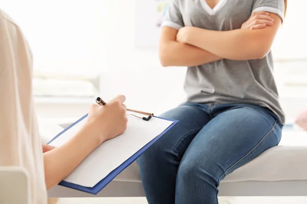 Psicologa femminile che lavora con paziente — Foto Stock