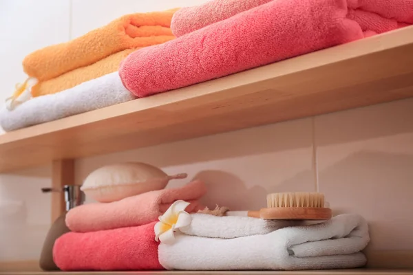 Чистые полотенца на полках — стоковое фото
