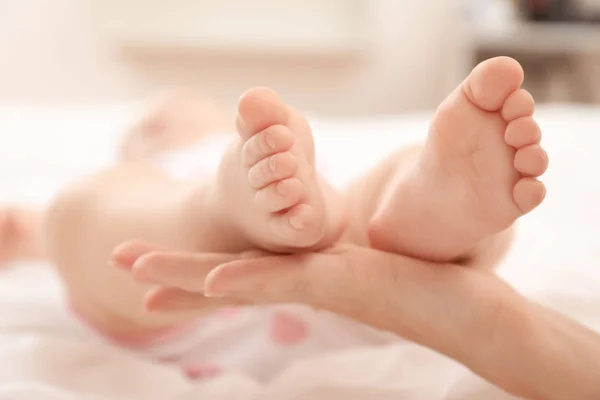 Mãe segurando os pés de seu bebê — Fotografia de Stock