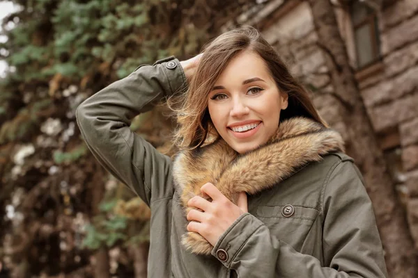 Mujer sonriente atractiva — Foto de Stock