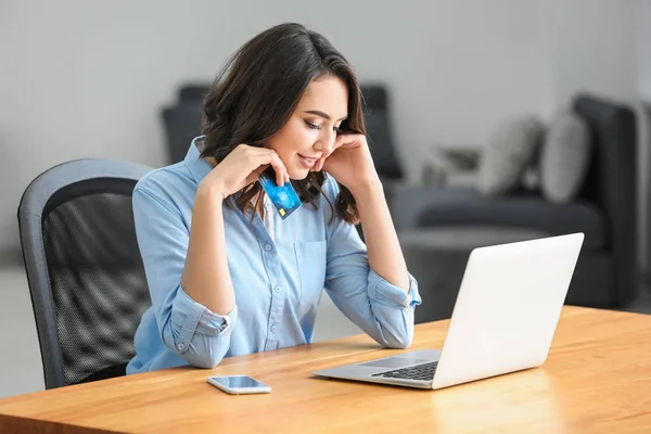 Mujer con laptop y tarjeta de crédito — Foto de Stock