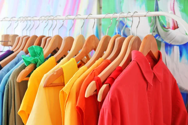 Kolor ubrania wiszące na stojaku — Zdjęcie stockowe