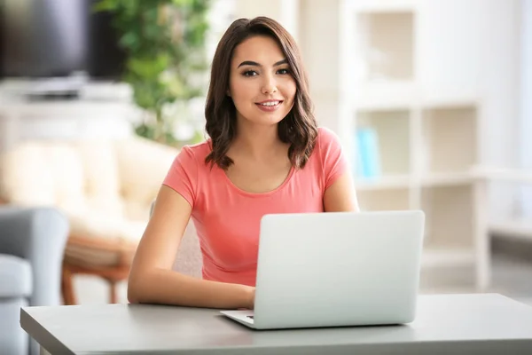 Mujer joven usando el ordenador portátil — Foto de Stock