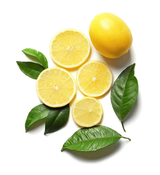 Лимоны и зеленые листья — стоковое фото