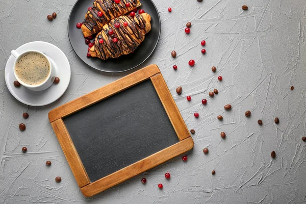 Composición con sabrosos croissants, taza de café y marco en la mesa —  Fotos de Stock